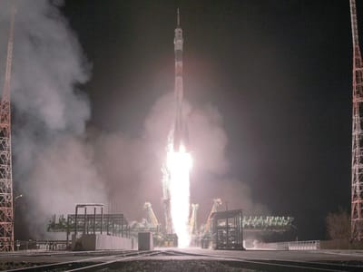 Soyuz acopla-se com êxito à Estação Espacial  - TVI