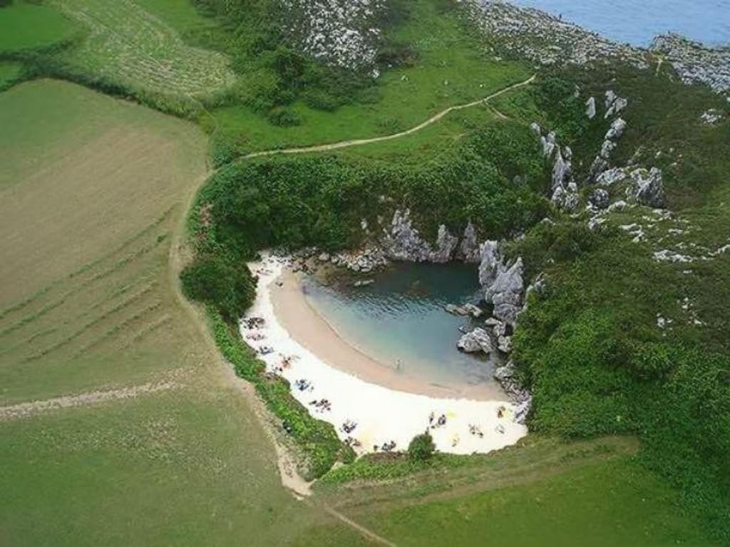 Esta praia é a mais pequena do mundo e fica nas Astúrias, Espanha