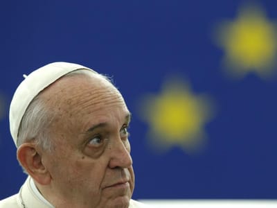 Política oferece símbolo gay ao Papa - TVI