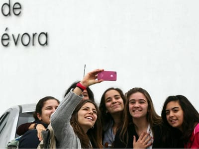 Jovens tiram «selfies» junto à prisão de Évora - TVI