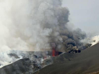 Vulcão na ilha do Fogo engole estradas e não só - TVI
