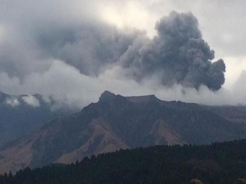 Erupção vulcão Monte Aso (Reprodução/ Twiiter: Roberto C. Lopez)