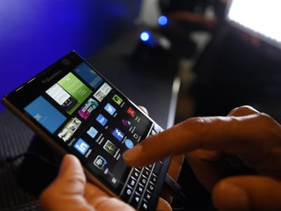 Blackberry oferece dinheiro a quem entregar iPhones - TVI