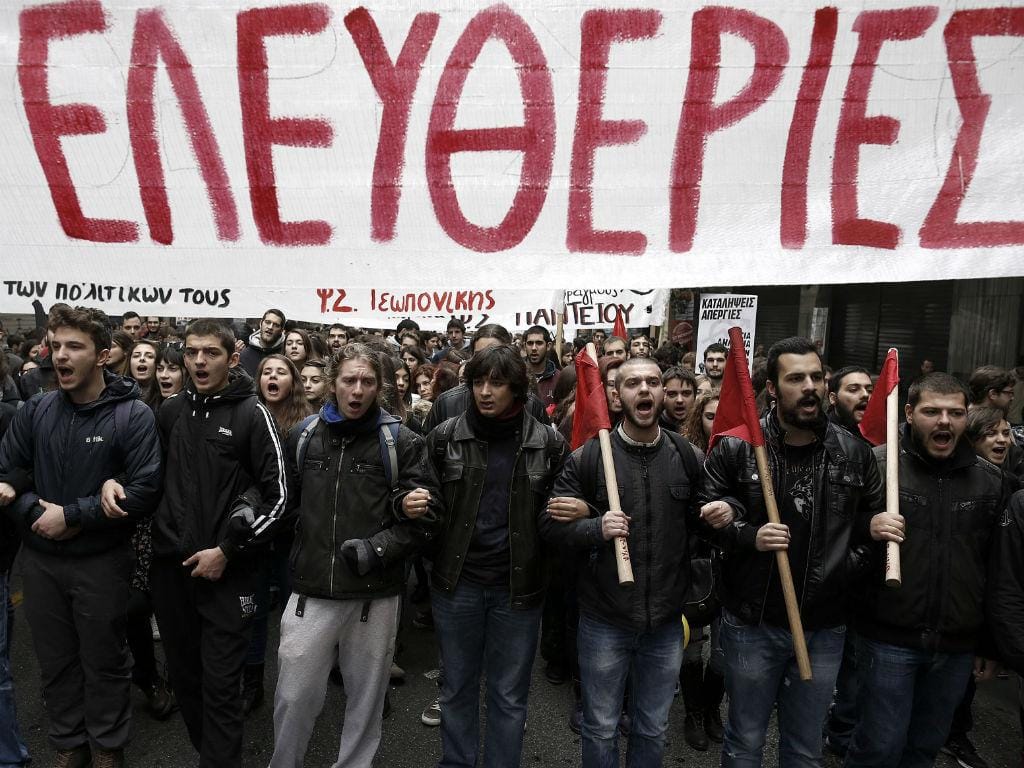 Protestos em dia de greve geral na Grécia [Foto: EPA]