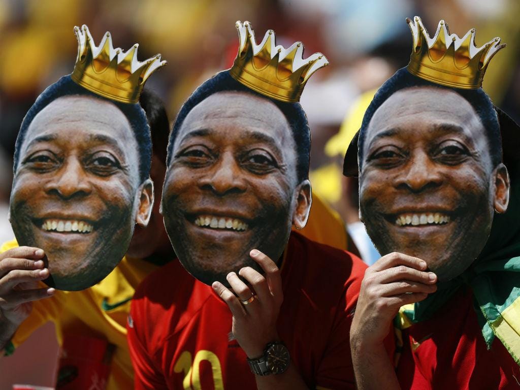 Adeptos homenageiam Pelé no Mundial 2014 (Reuters)