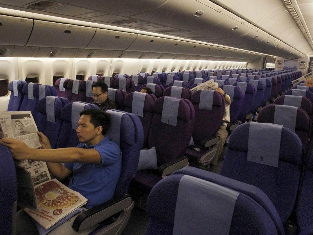 Passageiros num avião (REUTERS)