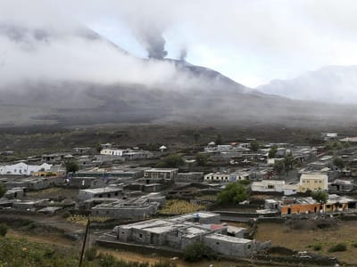 Cabo Verde quer subir IVA para ajudar Fogo - TVI