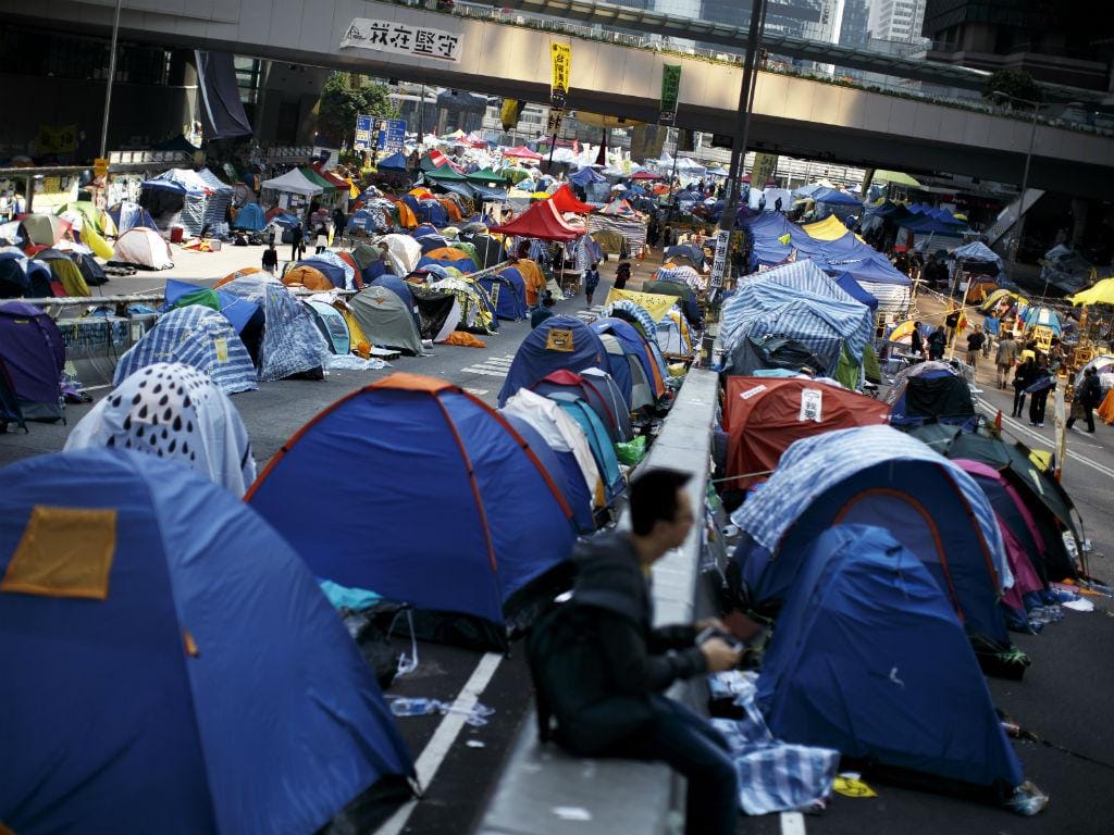 Tendas de manifestantes na rua principal do distrito central de Hong Kong  (Reuters)