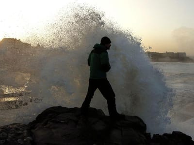 Ciclone com ondas de 20 metros faz estragos no Reino Unido - TVI