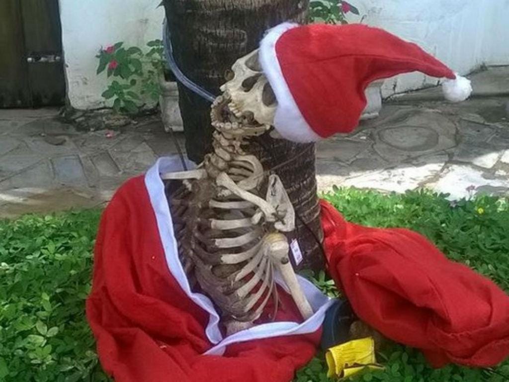 Esqueleto humano vestido de Pai Natal (5º CIA PM Itu)