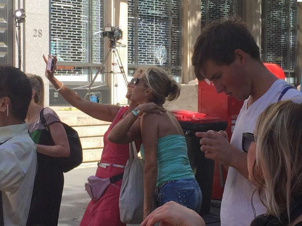 Turistas tiram selfies junto ao local do sequestro em Sidney (Twitter)