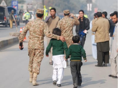 Detido mais um suspeito do ataque à escola de Peshawar - TVI