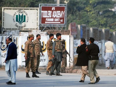 Talibãs do Afeganistão condenam atentado a escola - TVI