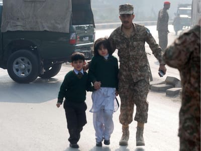 Seis condenados à morte por atentado em escola no Paquistão - TVI
