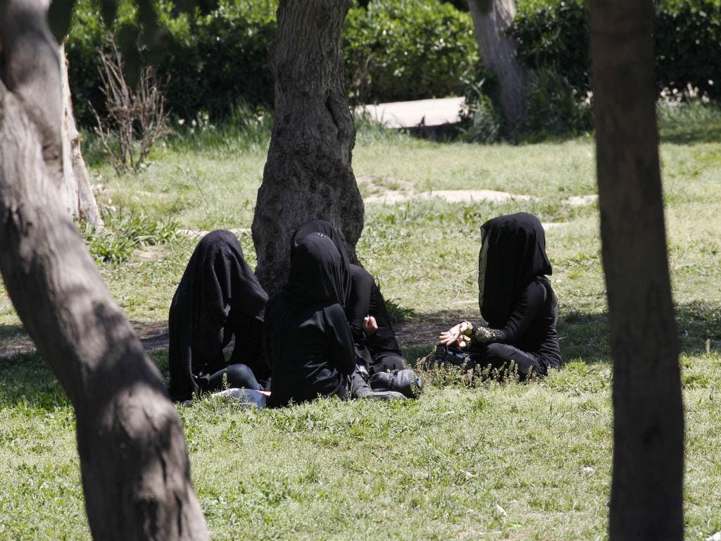 Mulheres convivem em jardim no norte de Raqqa, cidade ocupada pelo EI (REUTERS)