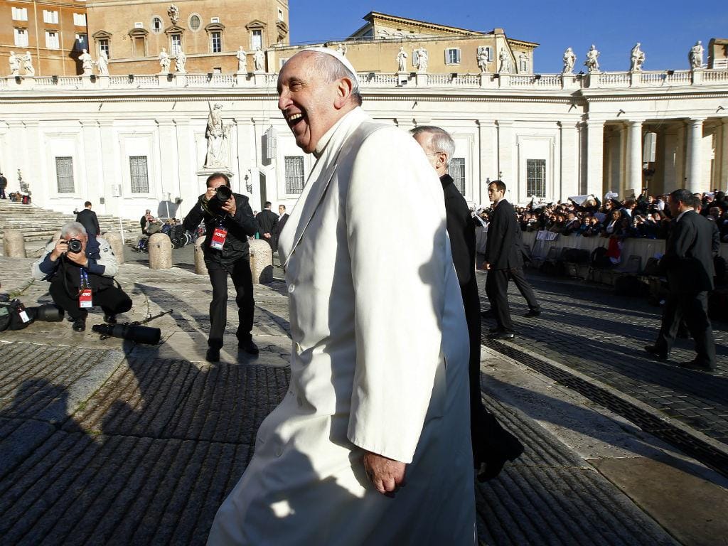 Papa faz 78 anos: demonstrações de carinho na Praça de S. Pedro (REUTERS/Tony Gentile)