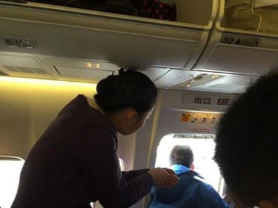 Passageiro abre porta de avião para apanhar ar - TVI