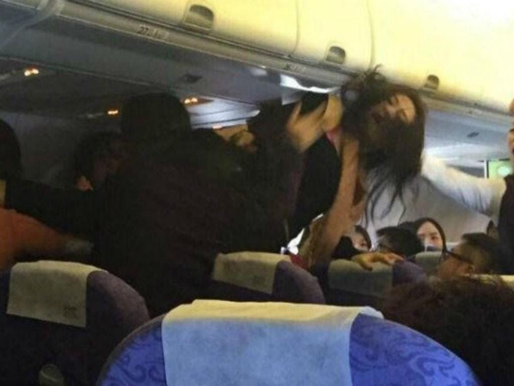 Violência entre três mulheres a bordo de avião (Reprodução/ Twiiter)