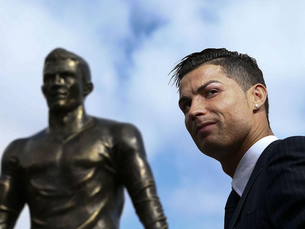 Cristiano Ronaldo e a própria estátua