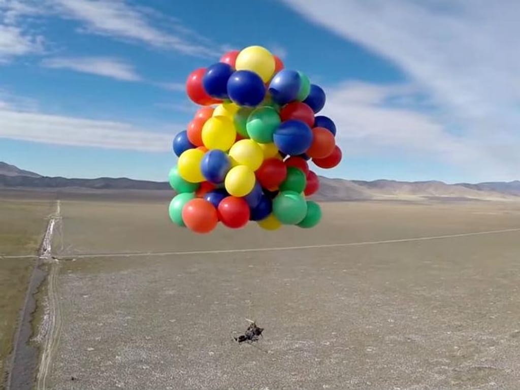 «Voar» numa cadeira preso a 90 balões (Reprodução YouTube)