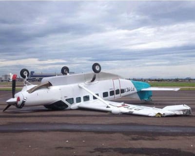 Tempestade deixa avião capotado no aeroporto - TVI