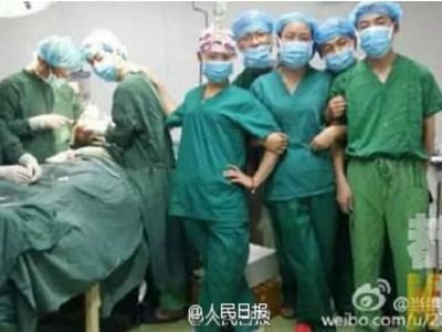 Médicos punidos por selfie durante operação - TVI