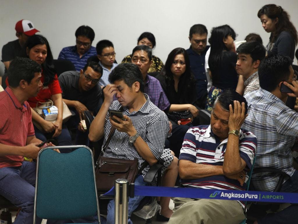Familiares de passageiros desesperam por notícias do avião da Air Asia (REUTERS)