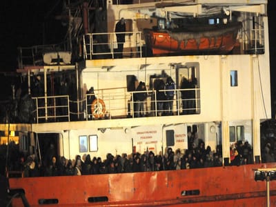 Itália resgata outro navio com 450 imigrantes ilegais - TVI