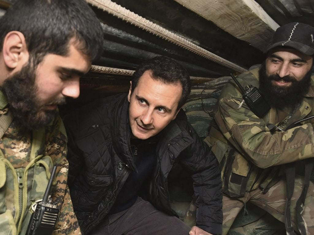 Bashar al Assad visita tropas sírias (REUTERS)