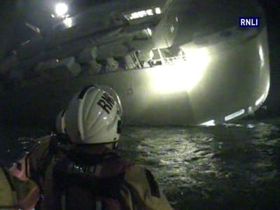 Imagens mostram resgate de passageiros de navio encalhado - TVI