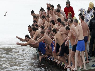 A tradição religiosa do mergulho gelado - TVI