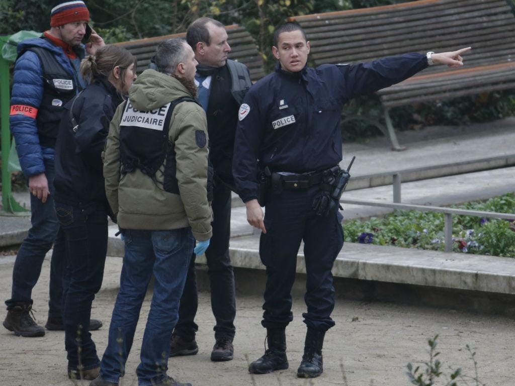 Polícias junto à redação do «Charlie Hebdo» (REUTERS)