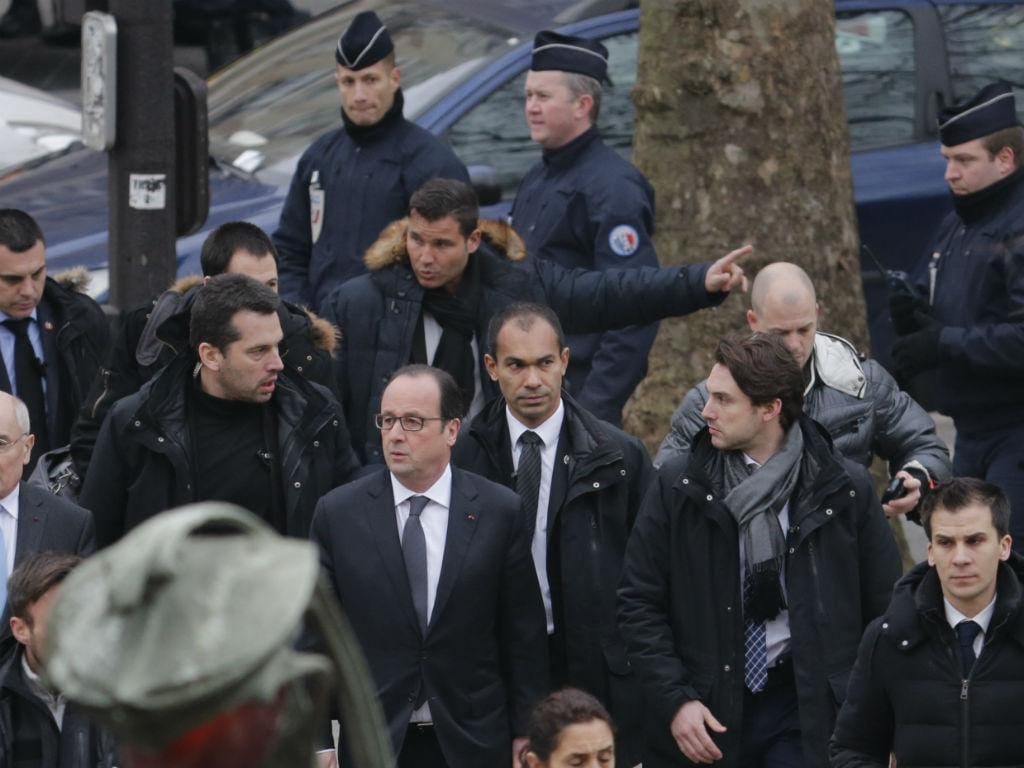 François Hollande à chegada ao local do tiroteio (REUTERS)