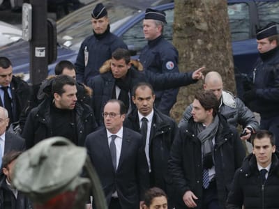 «Charlie Hebdo»: Merkel escreve carta de condolências a Hollande - TVI