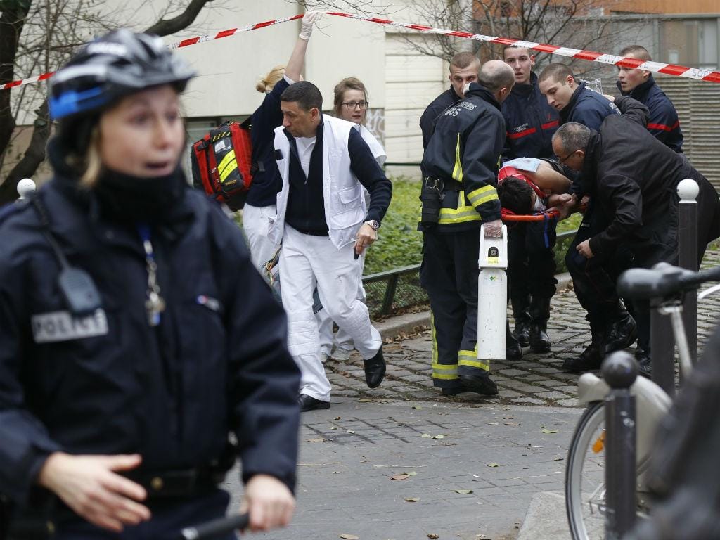 Retirada dos feridos após tiroteio no «Charlie Hebdo» (REUTERS)