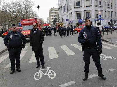 «Charlie Hebdo»: um dos suspeitos entrega-se à polícia - TVI
