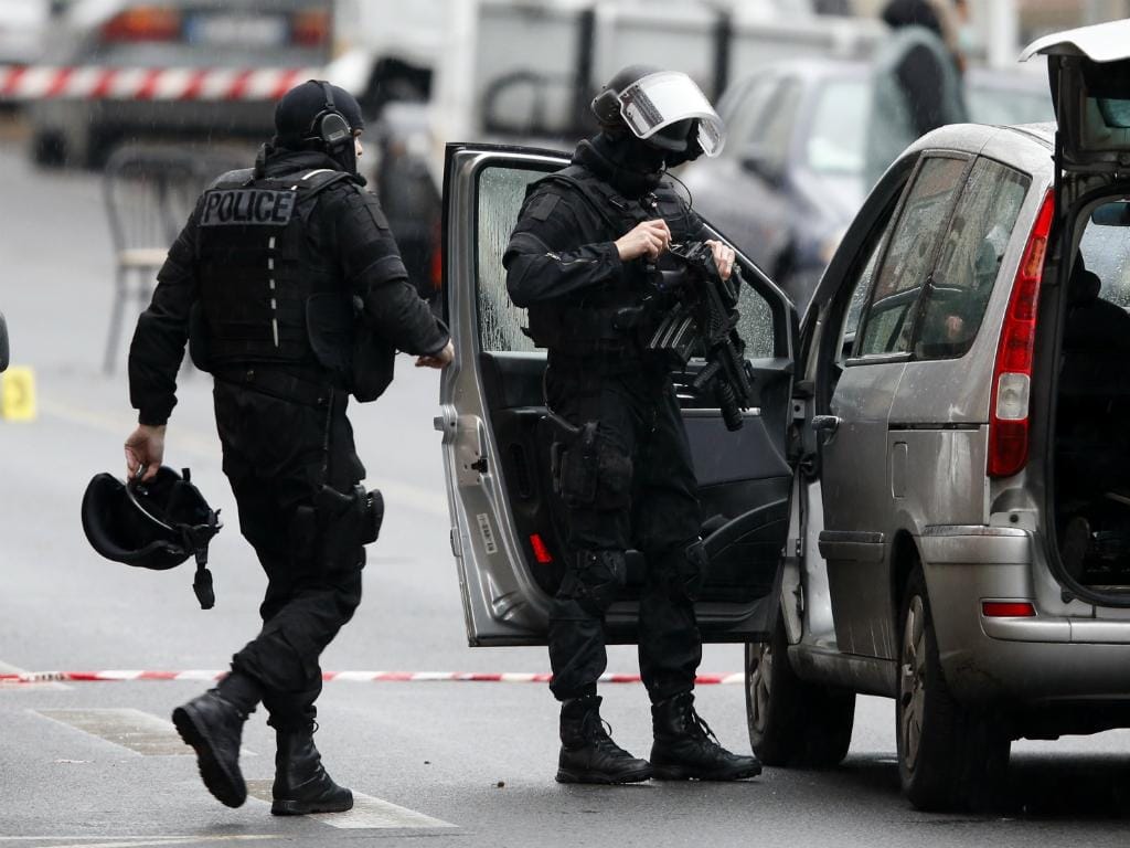 Polícia especial da brigada de investigação francesa no local do tiroteio em Montrouge, perto de Paris. Não foram encontradas ligações do tiroteio, que causou a morte a uma polícia, ao ataque ao jornal «Charlie Hebdo»  (Reuters)