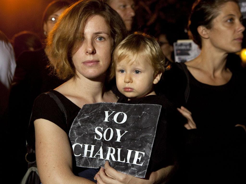 Homenagens às vítimas do massacre no «Charlie Hebdo»