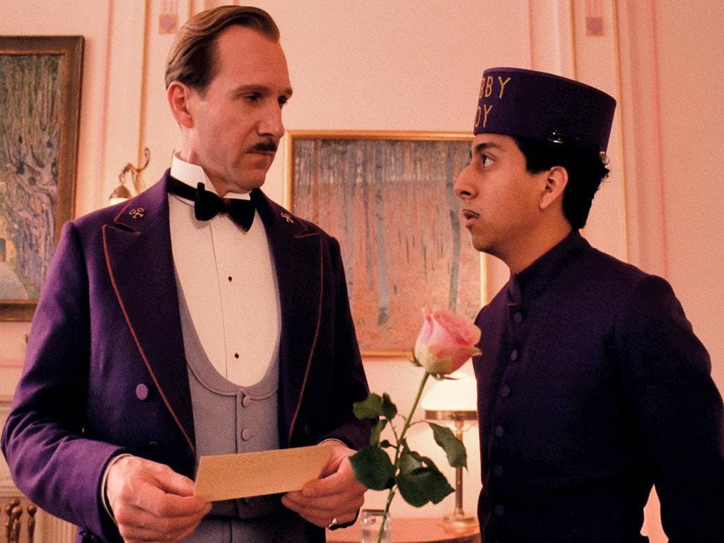 Ralph Fiennes eTony Revolori em «The Grand Budapest Hotel» (Reprodução /Fox Searchlight Pictures)