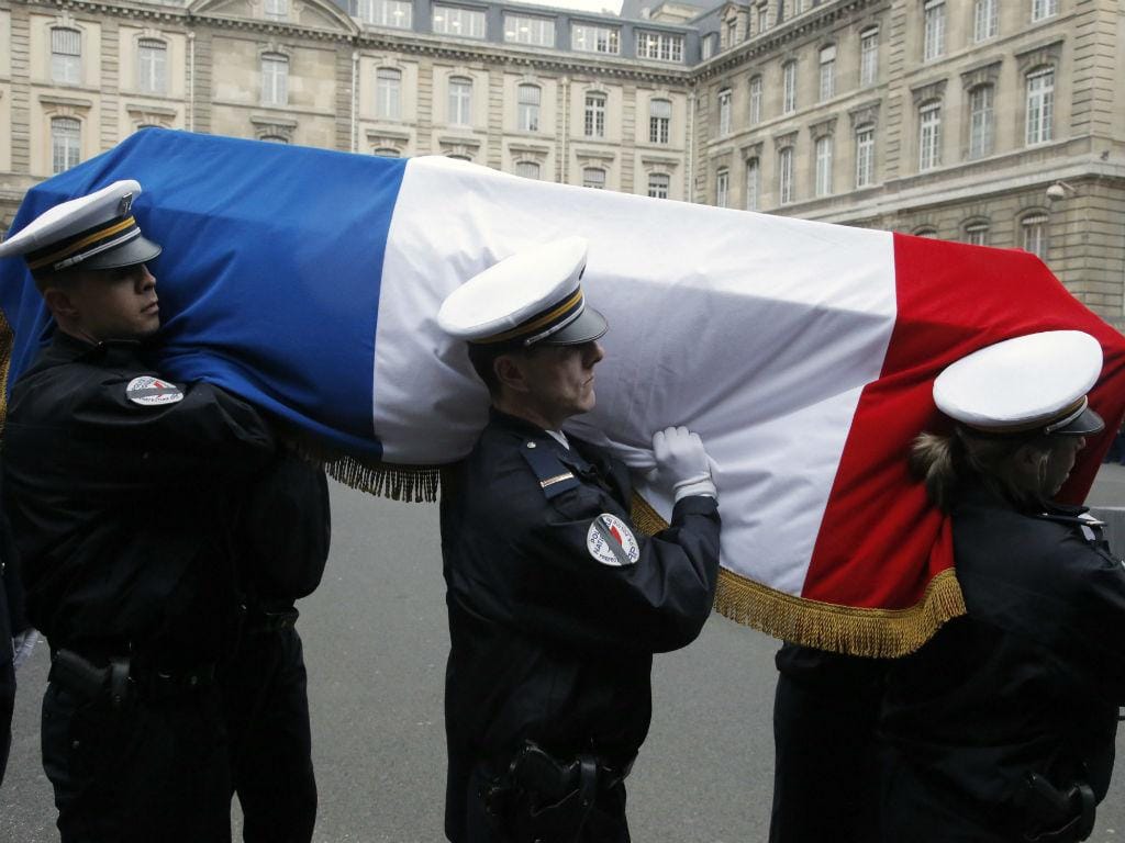 Homenagem aos polícias mortos nos atentados da semana passada em Paris (Lusa /EPA)