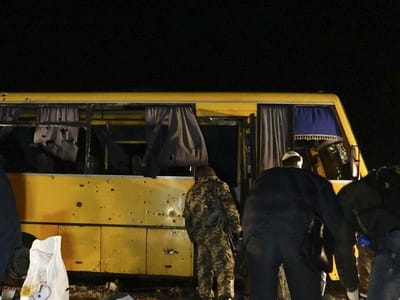 Centro cultural e autocarro atacados em Donetsk - TVI