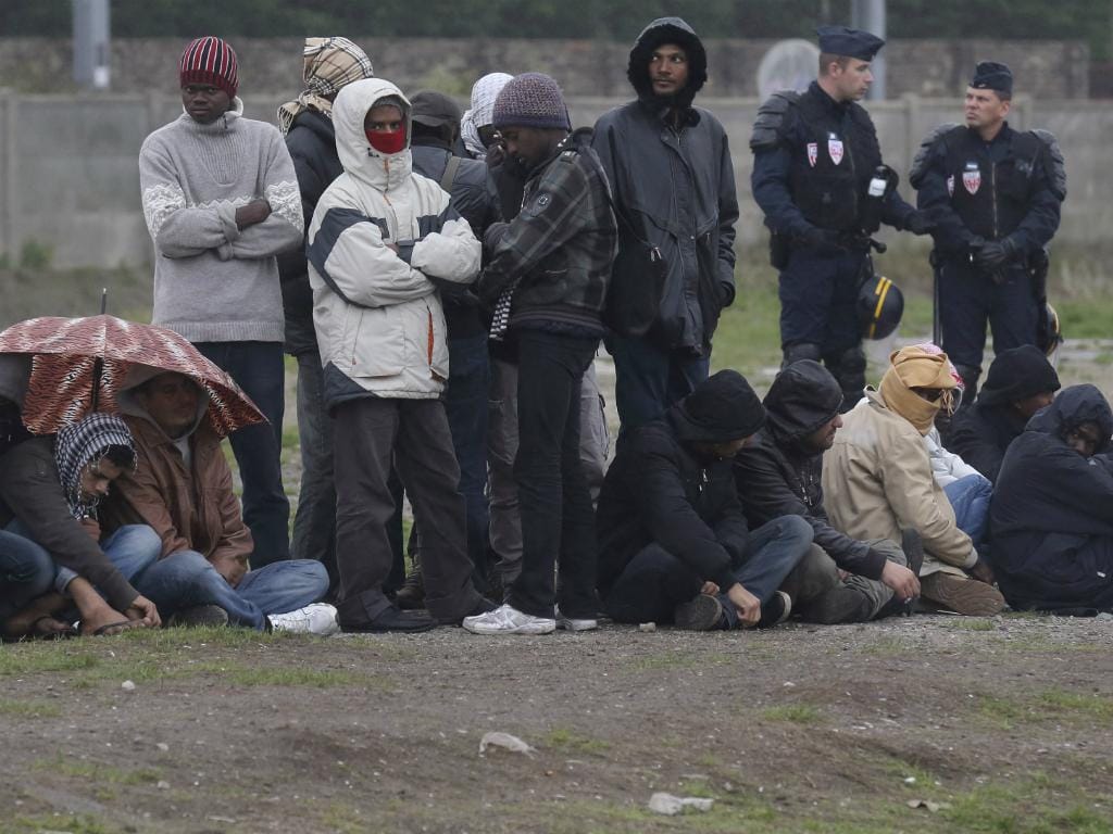 Imigrantes ilegais e polícia francesa (REUTERS/Pascal Rossignol)