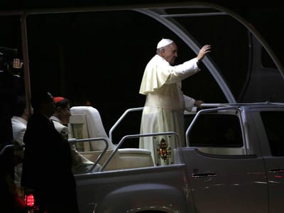 Tempestade mata voluntária em missa do Papa - TVI