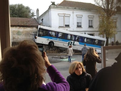 Autocarro despista-se e sobe muro em Lisboa - TVI
