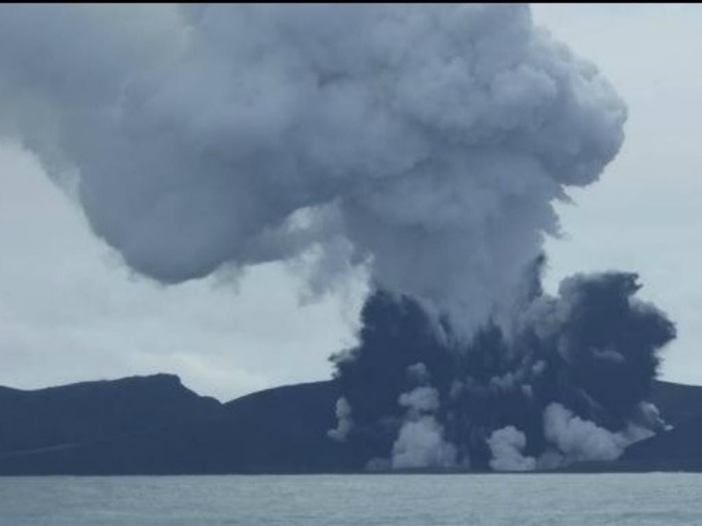 Nova ilha formada pelo vulcão já tem tamanho substancial (Twitter)