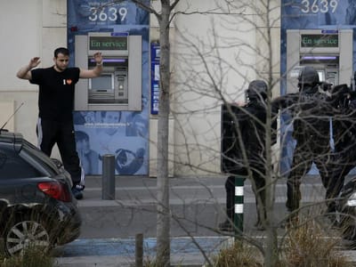 França: homem faz três reféns nos arredores de Paris - TVI