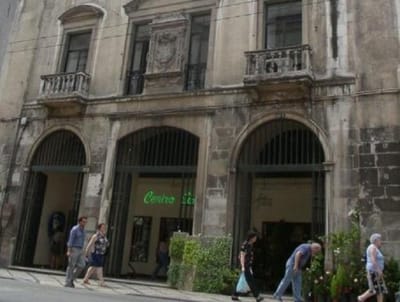Capela ocupada por lojas deixa de ser monumento nacional  - TVI