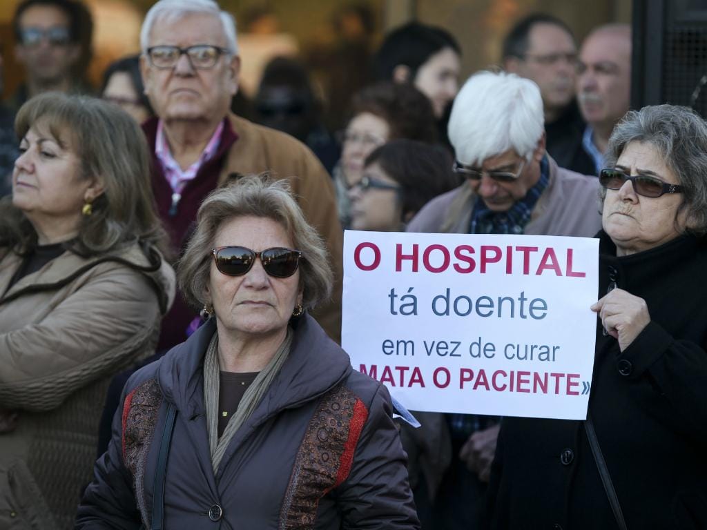 Garcia de Orta: manifestantes pedem demissão do ministro da saúde