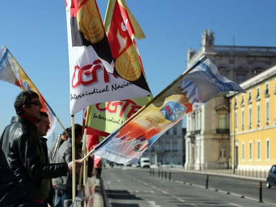 Sindicalistas em protesto em frente ao ministério das Finanças - TVI