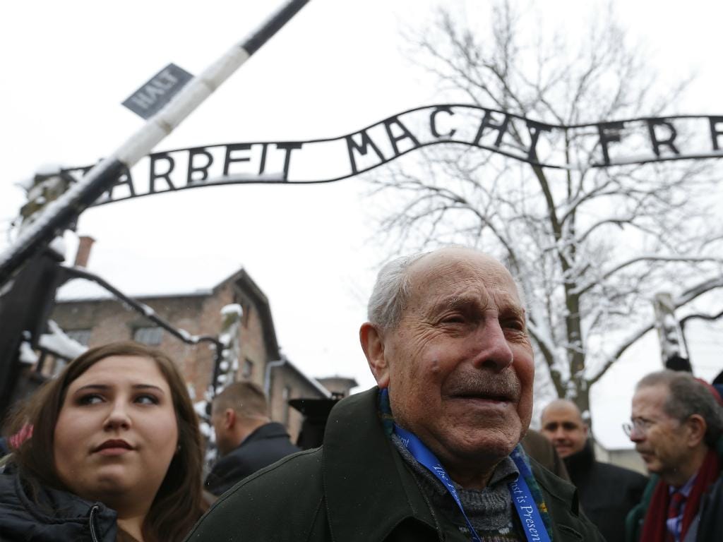 Mordechai Ronen do Canadá - Sobreviventes visitam Auschwitz [Reuters]